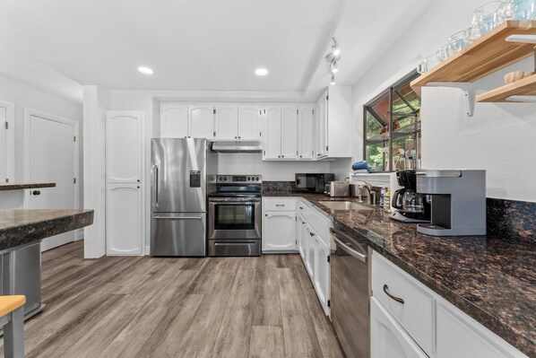 Refrigerador, microondas, horno, placa de cocina