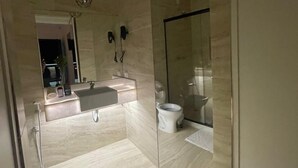 A modern bathroom with a glass-enclosed shower, a large mirror, and a built-in sink. - MORDO DA SERRA (Paty do Alferes)