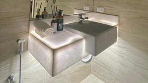 A modern bathroom with a large mirror, a built-in sink, and a shower. - MORDO DA SERRA (Paty do Alferes)