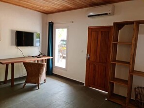 Deluxe Double Room, Sea View | Iron/ironing board, free WiFi - Hotel du Phare (Kribi)