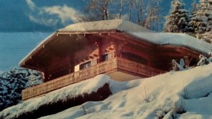 A wooden cabin with a balcony, surrounded by snow-covered trees. - Wifi, Ground floor, tv, 25m², Les Gets (Les Gets)