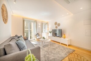 TV - GuestReady - Condessa Peony (Lisbon)