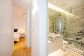 Shower, hair dryer, towels, soap - GuestReady - Condessa Peony (Lisbon)