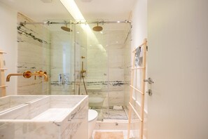 Dusche, Haartrockner, Handtücher, Seife