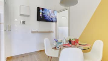 Apartment | Living area | 32-inch flat-screen TV with satellite channels, Netflix