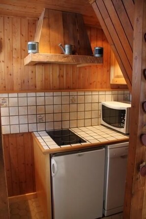 Jääkaappi, mikroaaltouuni, uuni, astianpesukone