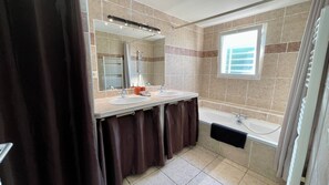 Shower, hair dryer, towels, soap - Villa*SOL DELS ASPRES- Swimming pool - BBQ - Garage - Air conditioning / central heating (Brouilla)