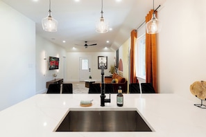 雪櫃、微波爐、焗爐、爐具