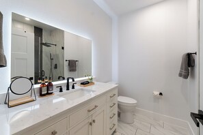 Douche, sĂšche-cheveux, serviettes fournies, savon