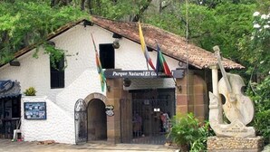 Un bâtiment sur lequel on peut lire l’inscription : « Parque Natural El Galindo ».