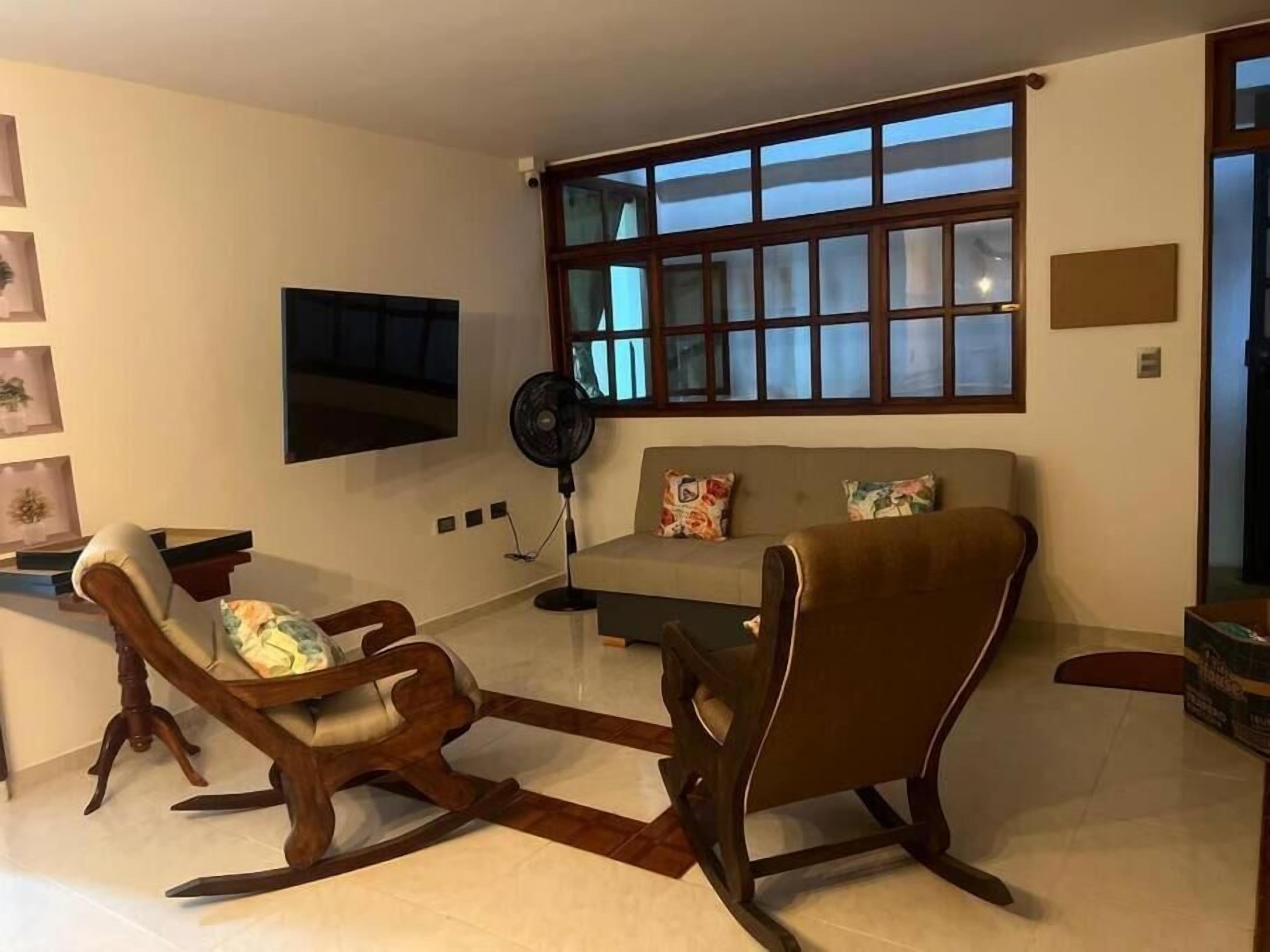 Departamento Confort, vista a la ciudad | Área de sala de estar
