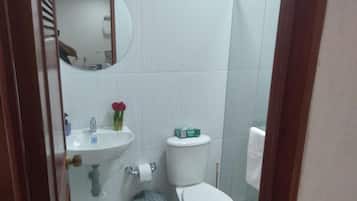 Comfort-Apartment, Stadtblick | Badezimmer