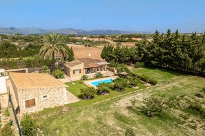 A stone house with a swimming pool, surrounded by greenery and mountains in the background. - CAN FUAT for 3 in Alcudia with pool (Alcúdia)