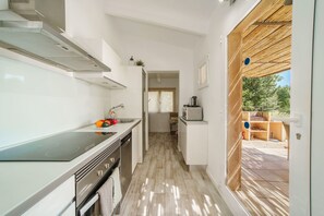 Kjøleskap, mikrobølgeovn, ovn og oppvaskmaskin