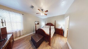 2 bedrooms, iron/ironing board, WiFi, bed sheets - Executive Custom built home in Lake Charles (Lake Charles)