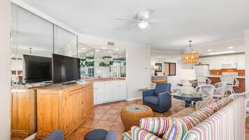 Condo, várias camas (Four Seasons 704W) | Área de estar