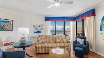 Condo, várias camas (Four Seasons 704W) | Área de estar