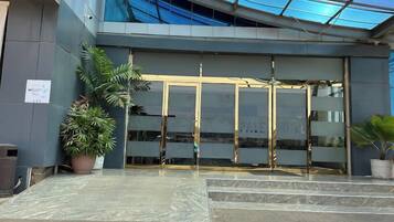 Vista frontal de la propiedad