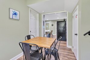 Living area - Near Arsenal American Oasis 2 units (Huntsville)