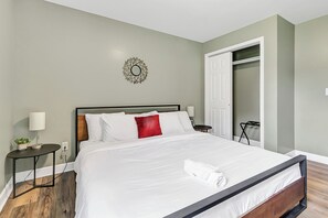 8 bedrooms, iron/ironing board, free WiFi - Near Arsenal American Oasis 2 units (Huntsville)