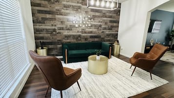 Luksushus, ikke-røyk | Oppholdsområde | En 55-tommers smart-TV med digitale kanaler