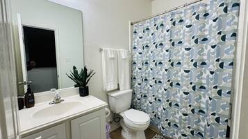 Pyyhkeet, saippua, sampoo, vessapaperi