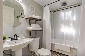Bathroom - Dauphin Darling 4 Units  (Mobile)