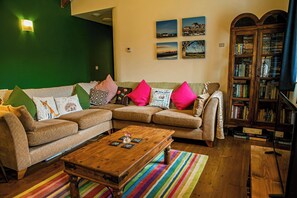 تلفزيون، مدفأة، مشغل دي في دي، كُتُب