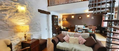 TV, fireplace, DVD player, books
