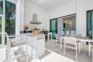 Fridge, microwave, oven, stovetop - VRCC Villa Sogno - modern-day getaway (Cape Coral)