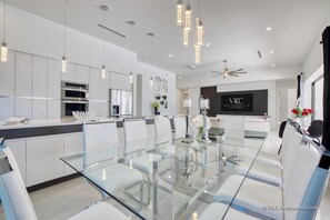 Fridge, microwave, oven, stovetop - VRCC Villa Sogno - modern-day getaway (Cape Coral)