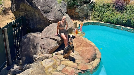 Pool. Enclosed Dog‑Friendly Escape with Jacuzzi & Views