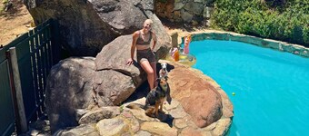 Enclosed Dog‑Friendly Escape with Jacuzzi & Views