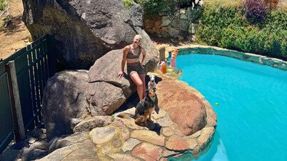 Enclosed Dog‑Friendly Escape with Jacuzzi & Views