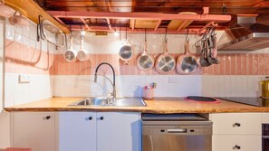 Kylskåp, mikrovågsugn, ugn och spishäll