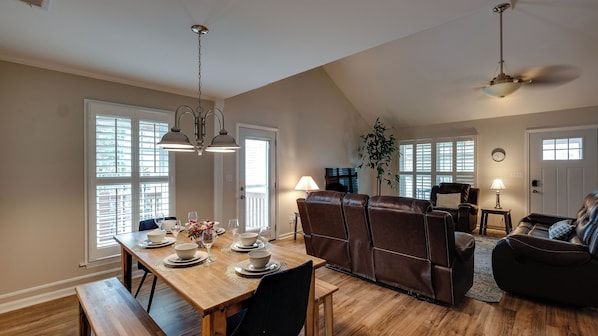 In-room dining - Refresh at Rivermist 2 Units with Pool (Savannah)