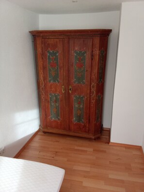 2 soverom, skrivebord, strykejern/-brett og reiseseng for barn