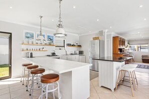 Refrigerador, microondas, horno, utensilios de cocina