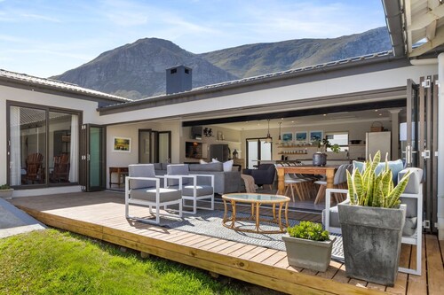 8 on Nivenia - Five Bedroom House, Sleeps 10