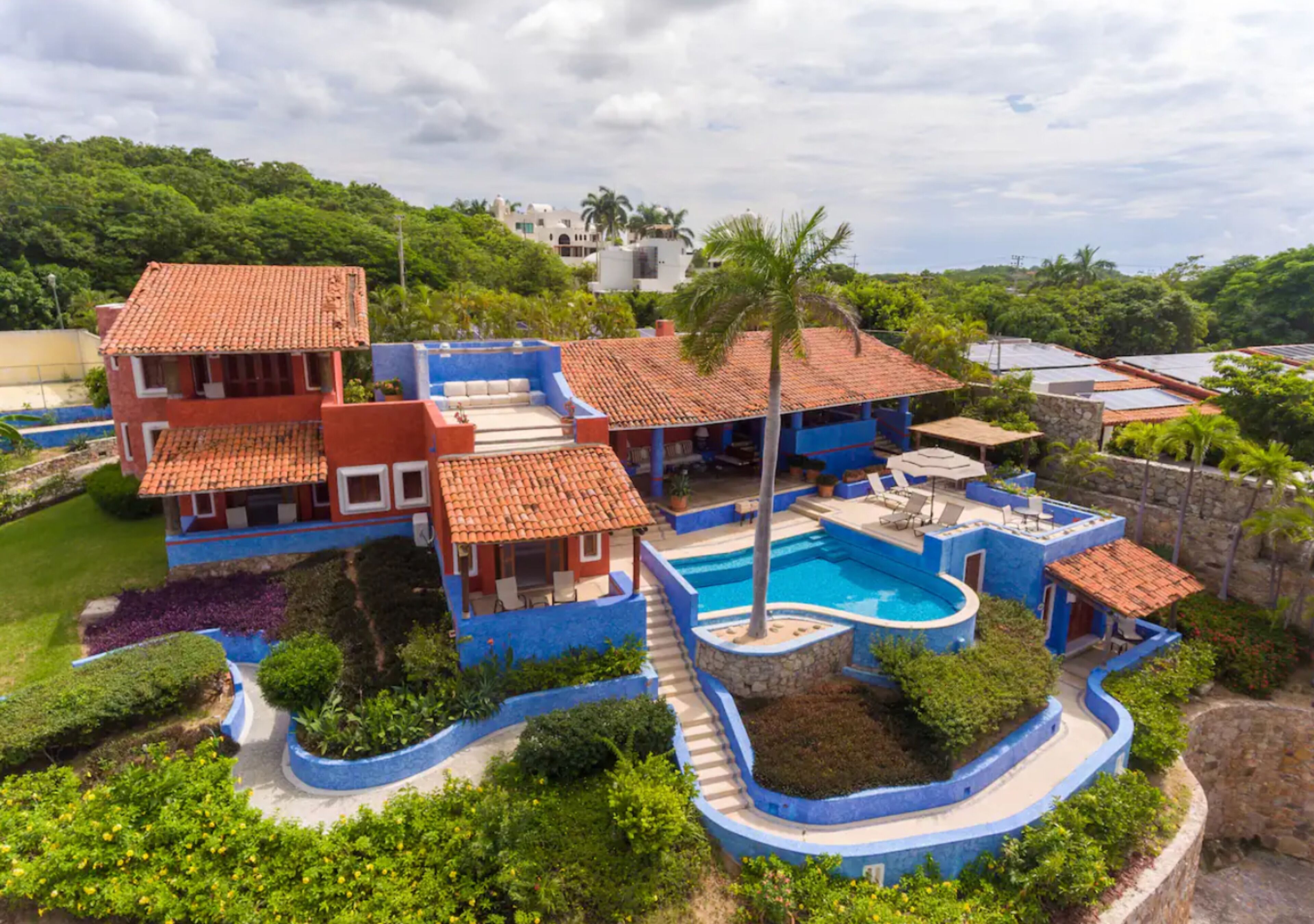 Vista frontal de la propiedad