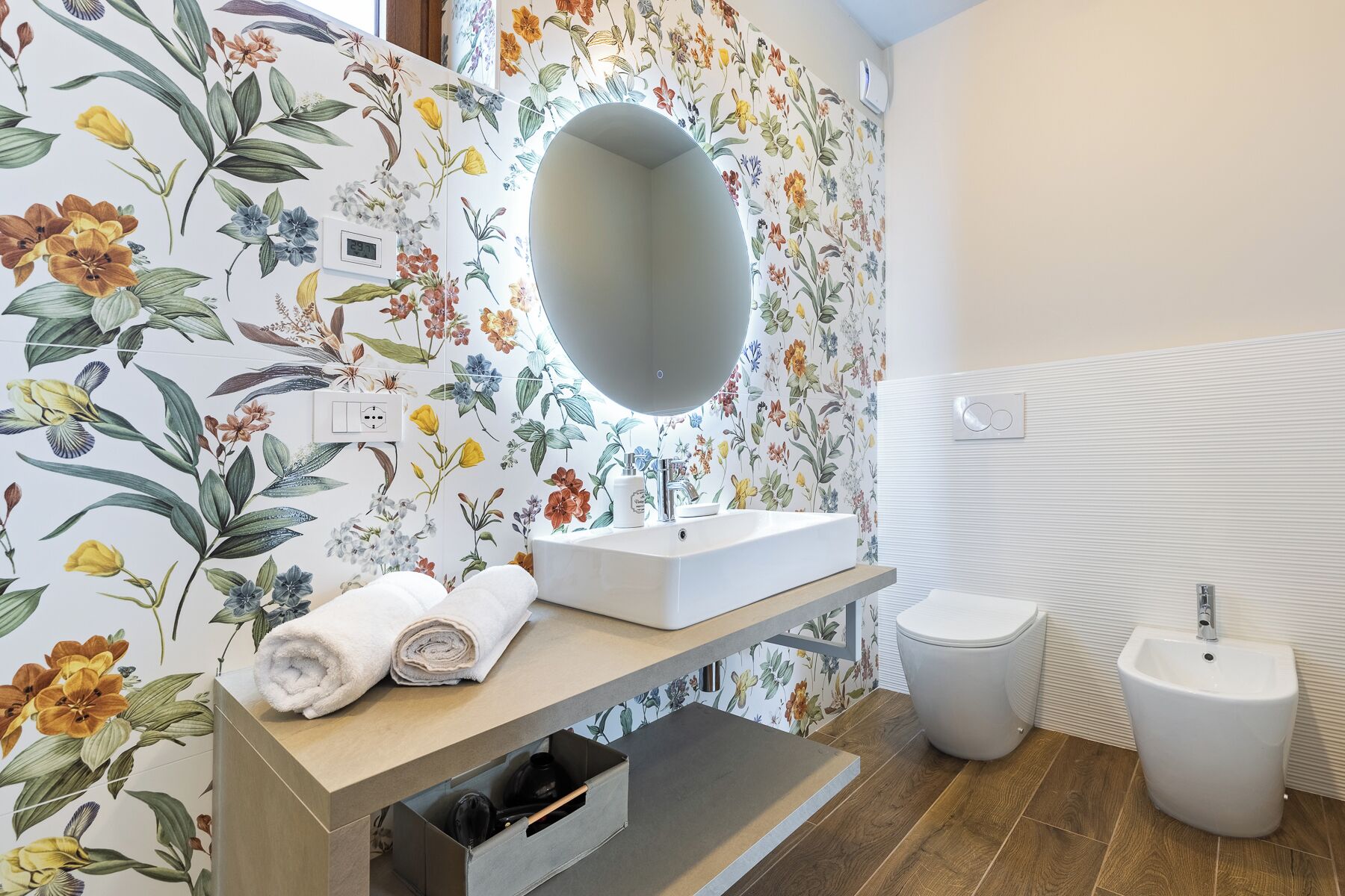 Een douche, een haardroger, een bidet, handdoeken