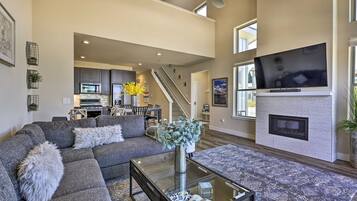 Smart TV, fireplace, stereo