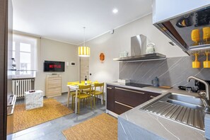 Een koelkast, een magnetron, een oven, een kookplaat