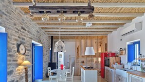 Una cucina moderna con un forno rosso, mobili bianchi e un piano di lavoro in legno.