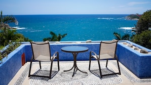 A terrace with two chairs and a table overlooking the ocean. - Villa 4 Rec. con Vistas y Playa Privada (Santa María Huatulco)