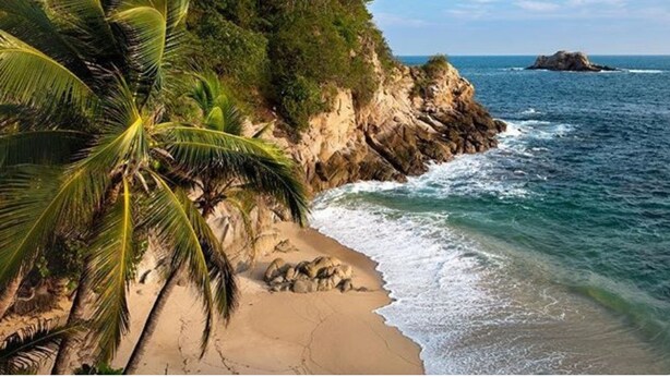 A beach with palm trees, rocky cliffs, and the ocean. - Villa 4 Rec. con Vistas y Playa Privada (Santa María Huatulco)
