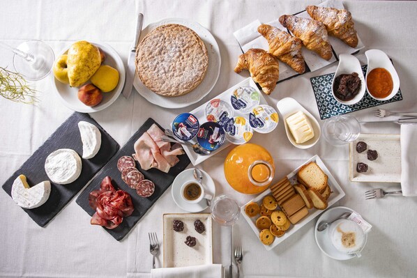 بوفيه فطور يوميًا بتكلفة قدرها (13 EUR للشخص)