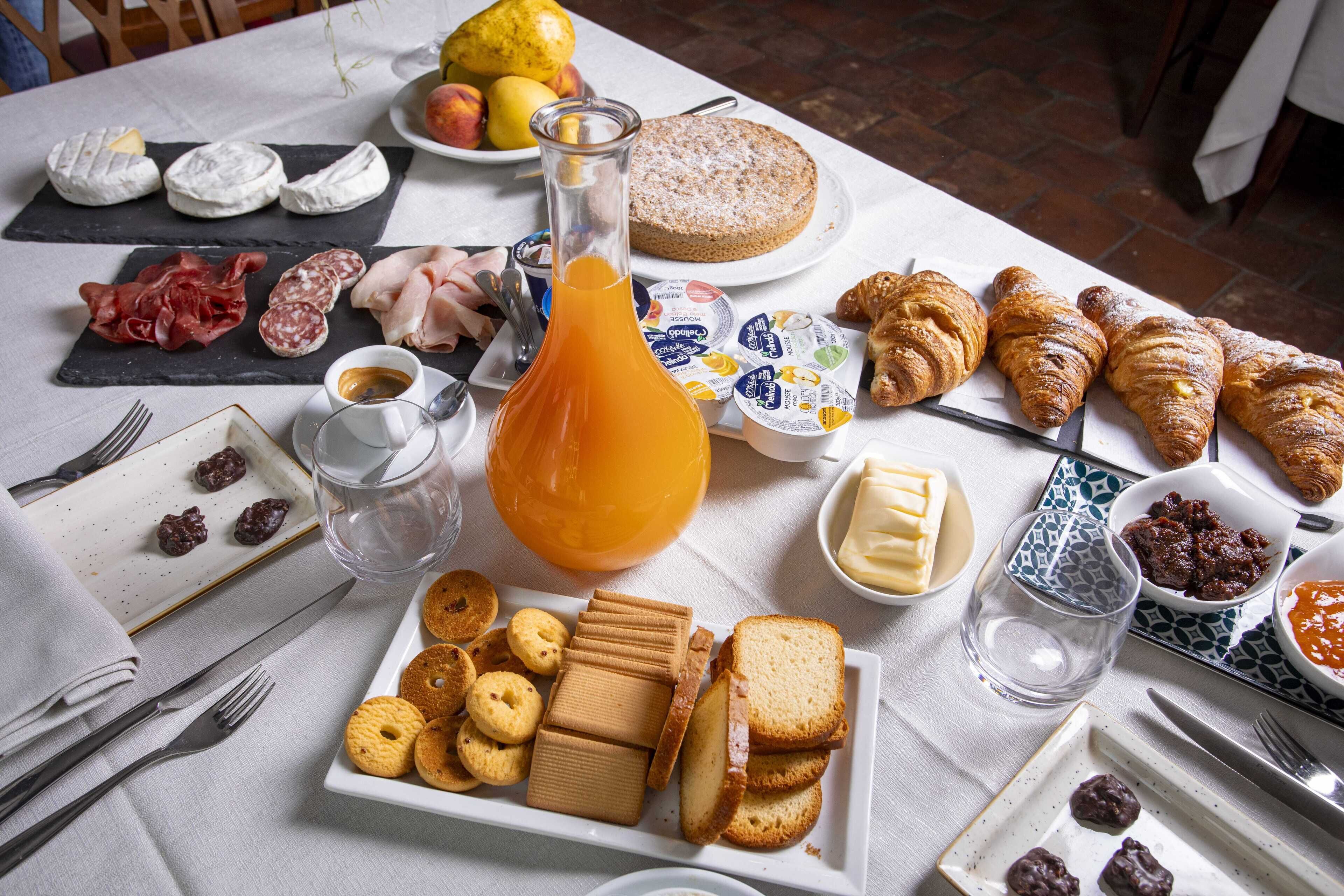 Se ofrece un desayuno bufé (13 EUR por persona)