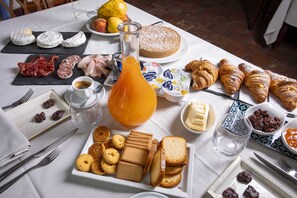 بوفيه فطور يوميًا بتكلفة قدرها (13 EUR للشخص)