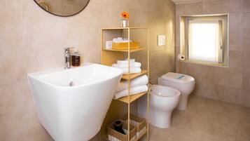 Family Suite | Bathroom | Shower, free toiletries, hair dryer, bathrobes